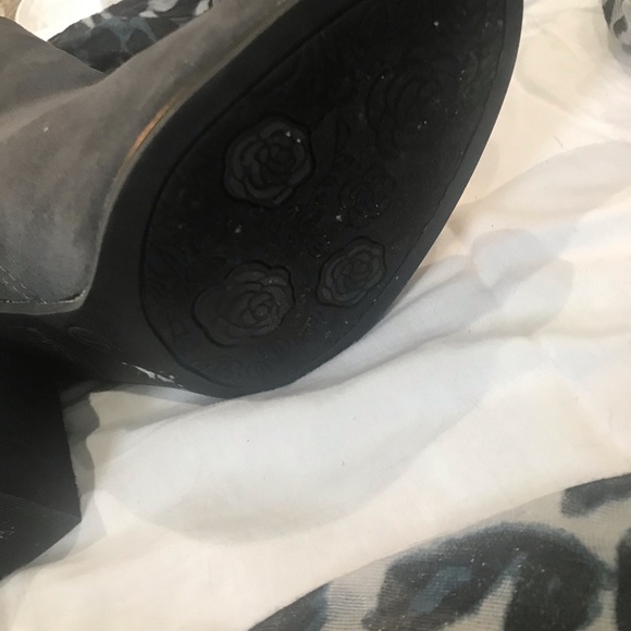 Carlos by Carlos Santana gray suede boots with fringe, lower heel, sz 7 - Picture 8 of 10